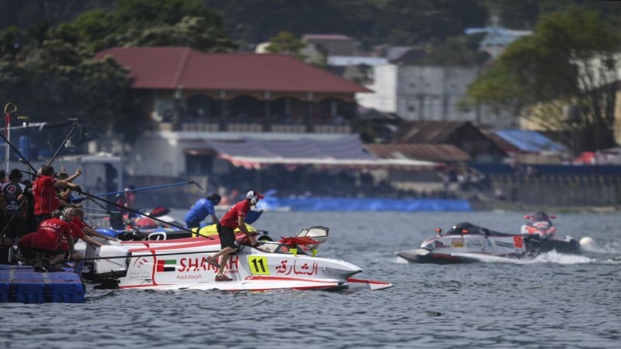 Sejumlah kru tim Sharjah menyiapkan perahu motor milik pembalap Sami Selio saat mengikuti latihan bebas putaran pertama Kejuaraan Dunia Perahu Motor F1 Powerboat (F1H2O) 2023 di Danau Toba, Balige, Sumatera Utara, Sabtu (25/2/2023). ANTARA FOTO/M Risyal Hidayat/aww.