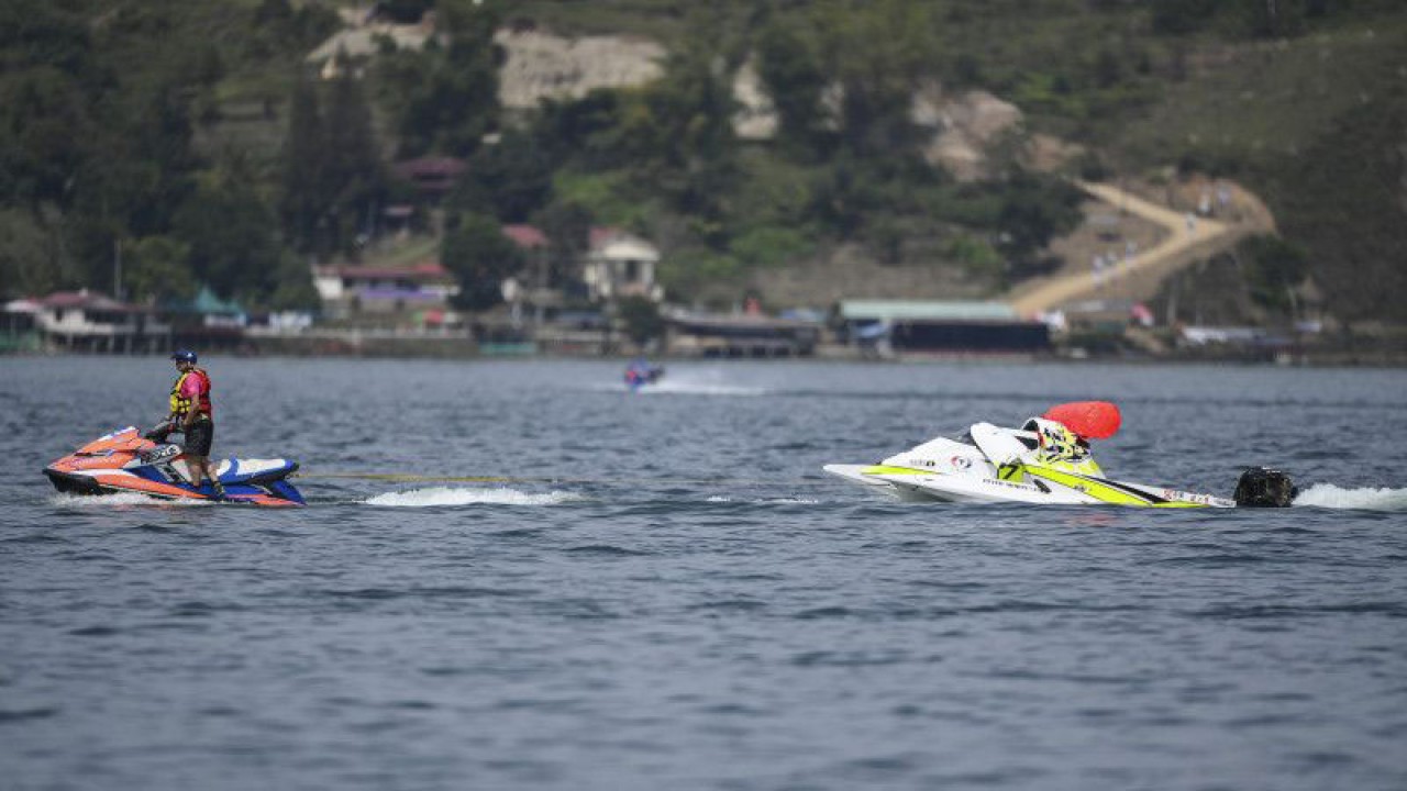 Marshall mengevakuasi perahu motor milik pebalap tim China CTIC Peter Morin usai mengalami kecelakaan dalam latihan bebas putaran pertama Kejuaraan Dunia Perahu Motor F1 Powerboat (F1H2O) 2023 di Danau Toba, Balige, Sumatera Utara, Sabtu (25/2/2023). ANTARA FOTO/M Risyal Hidayat/aww.