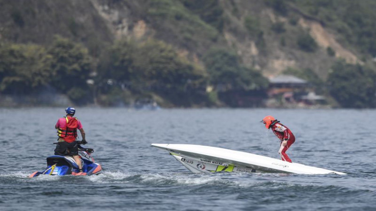 Pembalap Tim China CTIC Peter Morin keluar dari perahu motornya usai mengalami kecelakaan dalam latihan bebas putaran pertama Kejuaraan Dunia Perahu Motor F1 Powerboat (F1H2O) 2023 di Danau Toba, Balige, Sumatera Utara, Sabtu (25/2/2023). ANTARA FOTO/M Risyal Hidayat/aww.