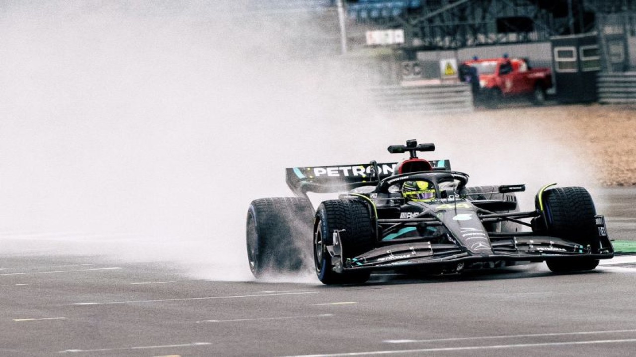 Uji coba W14 oleh Mercedes di Sirkuit Silverstone Inggris untuk persiapan uji pramusim F1 2023 di Bahrain. (Mercedes AMG F1)