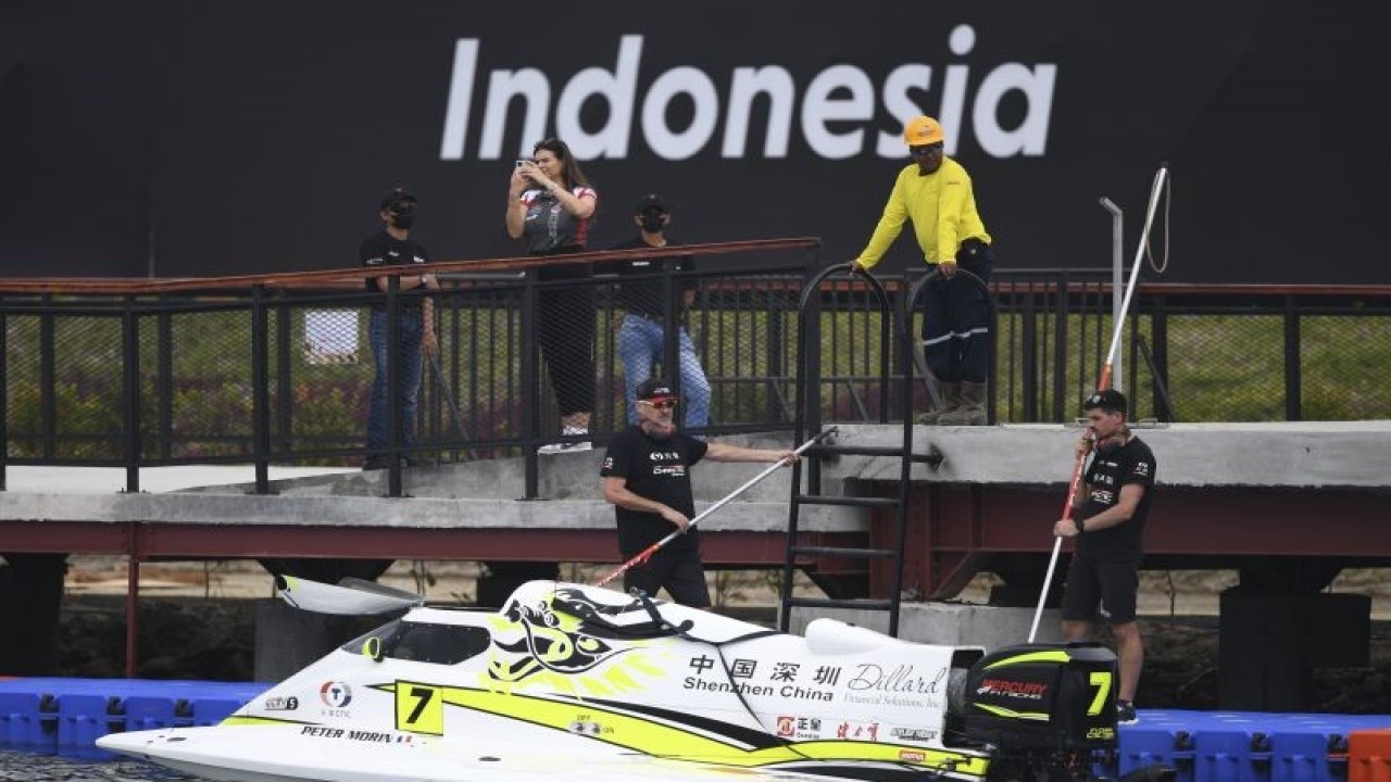 Kru dari pembalap asal Prancis Peter Morin dari tim China CTIC mempersiapkan kapal cepatnya jelang pelaksanaan putaran pertama Kejuaraan Dunia F1 Powerboat (F1H2O) 2023 di Danau Toba, Balige, Sumatera Utara, Kamis (23/2/2023). ANTARA FOTO/M Risyal Hidayat/tom.