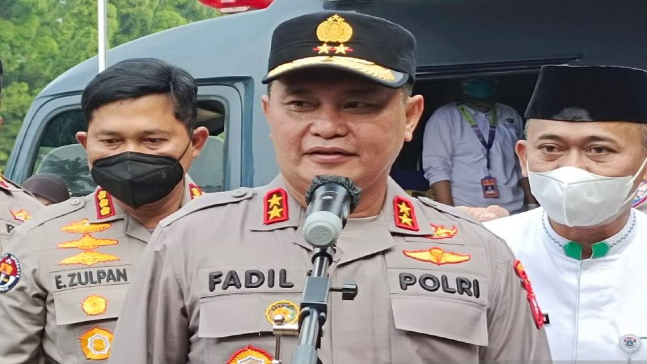 Kapolda Metro Jaya Irjen Pol Muhammad Fadil Imran memberikan keterangan kepada media pada Bhakti Kesehatan di lapak pemulung Pondok Labu, Jakarta, Jumat (9/12/2022). ANTARA/Yoanita