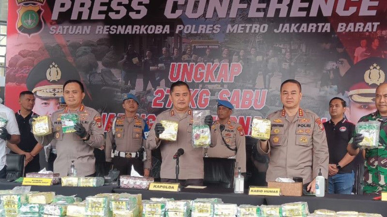 Kapolda Metro Jaya Irjen Pol Fadil Imran saat jumpa pers pengungkapan kasus peredaran sabu di Polres Metro Jakarta Barat, Kamis (23/2/2023). ANTARA/Walda