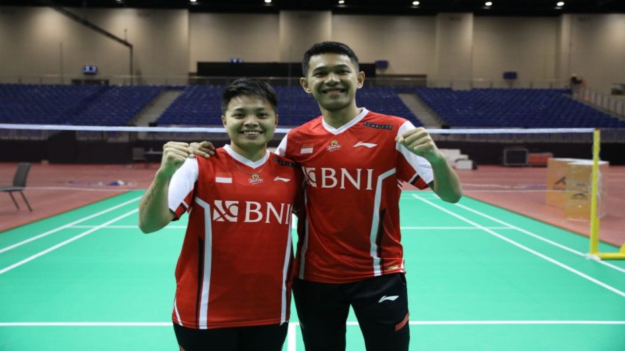 Apriyani Rahayu (kiri) dan Fajar Alfian (kanan) didaulat menjadi kapten tim putri dan putra bagi timnas bulu tangkis Indonesia pada Kejuaraan Beregu Campuran Asia (BAMTC) 2023 di Dubai, Uni Emirat Arab, yang berlangsung pada 14-19 Februari. (ANTARA/HO-PP PBSI)