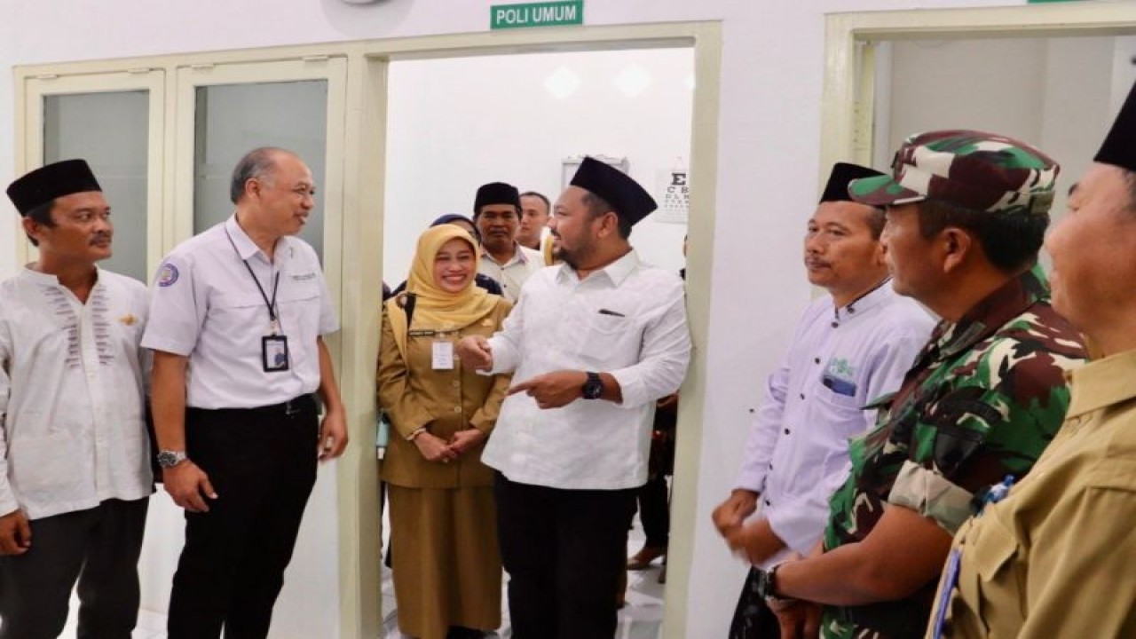 Bupati Gresik, Jawa Timur, Fandi Akhmad Yani (tengah) saat meninjau layanan di sebuah fasilitas kesehatan di kabupaten setempat. (ANTARA/HO-Humas Pemkab Gresik)