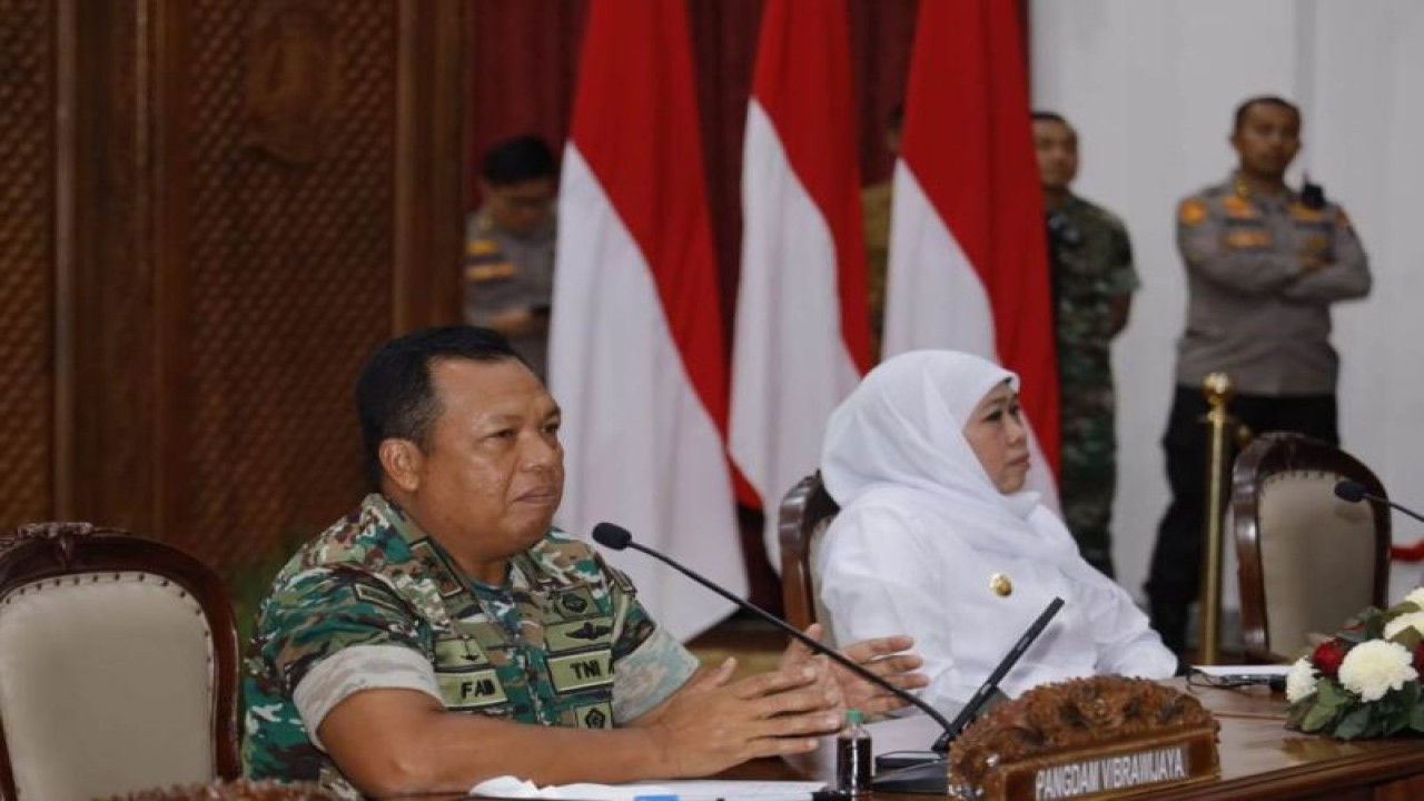 Pangdam V/Brawijaya Mayjen TNI Farid Makruf (kiri) bersama Gubernur Jatim Khofifah Indar Parawansa saat rapat koordinasi finalisasi kesiapan peringatan acara puncak harlah 1 abad NU di Gedung Negara Grahadi Surabaya, Jumat (3/2/2023). (ANTARA/HO-Pendam Brawijaya)