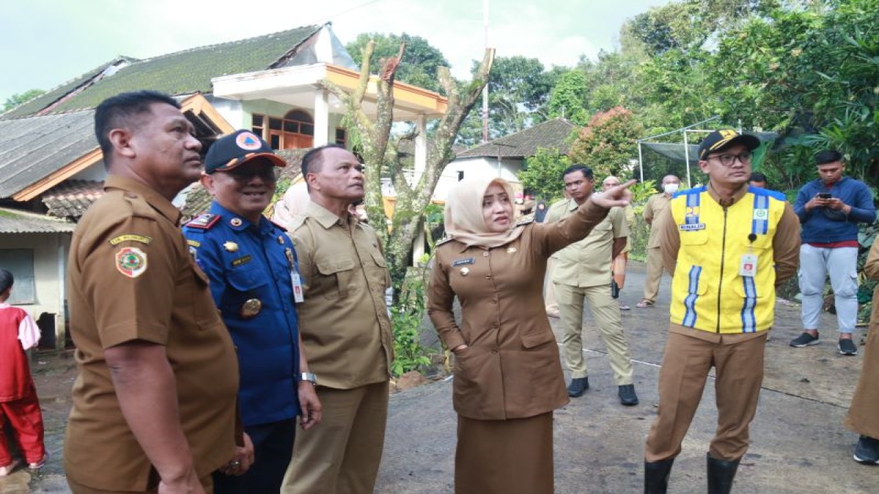 Bupati Mojokerto Ikfina Fahmawati meninjau lokasi longsor di kabupaten setempat. ANTARA/HO-Pemkab Mojokerto