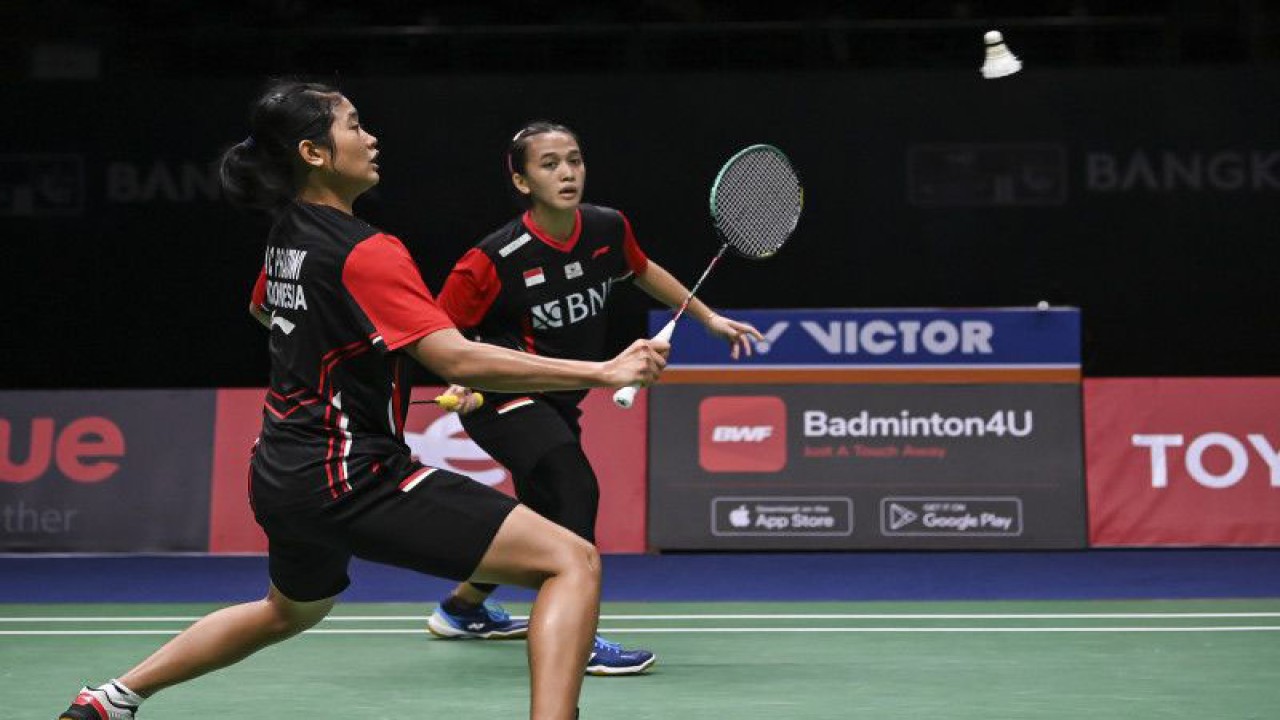Arsip - Pebulu tangkis ganda putri Indonesia Febriana Dwipuji Kusuma (kanan) dan Amalia Cahaya Pratiwi (kiri) mengembalikan kok ke arah lawannya dari Cina Chen Qing Chen dan Jia Yi Fan dalam pertandingan babak perempat final Piala Uber 2022 di Impact Arena, Bangkok, Thailand, Kamis (12/5/2022). Febriana/Amalia kalah dengan skor 19-21 dan 16-21. ANTARA FOTO/M Risyal Hidayat/foc.