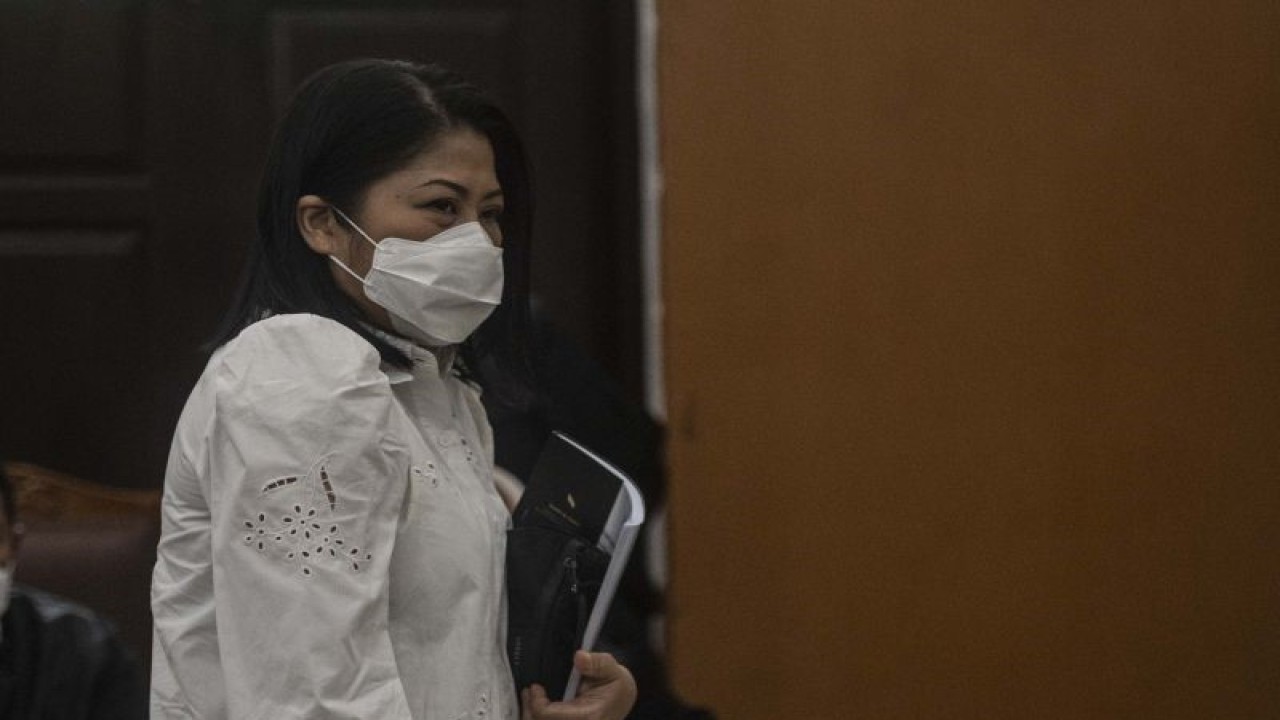 Terdakwa kasus pembunuhan berencana Brigadir Yosua Hutabarat, Putri Candrawathi, memasuki ruang sidang untuk menjalani sidang lanjutan di Pengadilan Negeri Jakarta Selatan, Jakarta, Kamis (2-2-2023).ANTARA FOTO/Aprillio Akbar/aww.