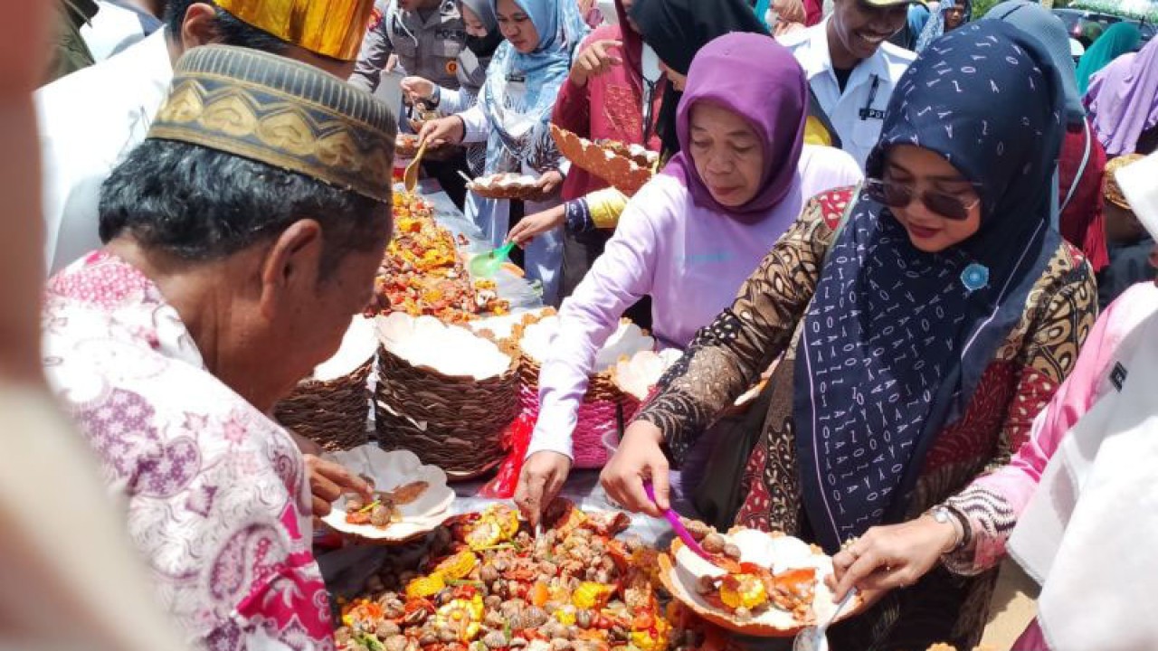 Pengunjung menyantap makanan laut pada Festival Seafood di Desa Babulu Laut, Kecamatan Babulu, Kabupaten Penajam Paser Utara, Provinsi Kalimantan Timur, yang digelar 15 hingga 19 Februari 2023. (ANTARA/Bagus Purwa)