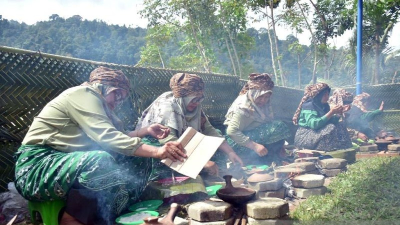 Sejumlah masyarakat membakar serabi atau Toet Apam saat mengikuti Festival Toet Apam di Gampong Aneuk Laot, Kota Sabang, Aceh, Kamis (9/2/2023).  (ANTARA/HO-Humas Pemkot Sabang)