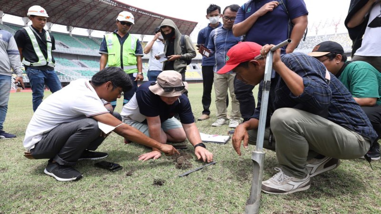 Perwakilan Federation Internationale de Football Association (FIFA) mengecek lapangan yang akan digunakan saat pelaksanaan Piala Dunia U-20 di Kota Surabaya, Minggu (5/2/2023). (ANTARA/HO-Diskominfo Surabaya)