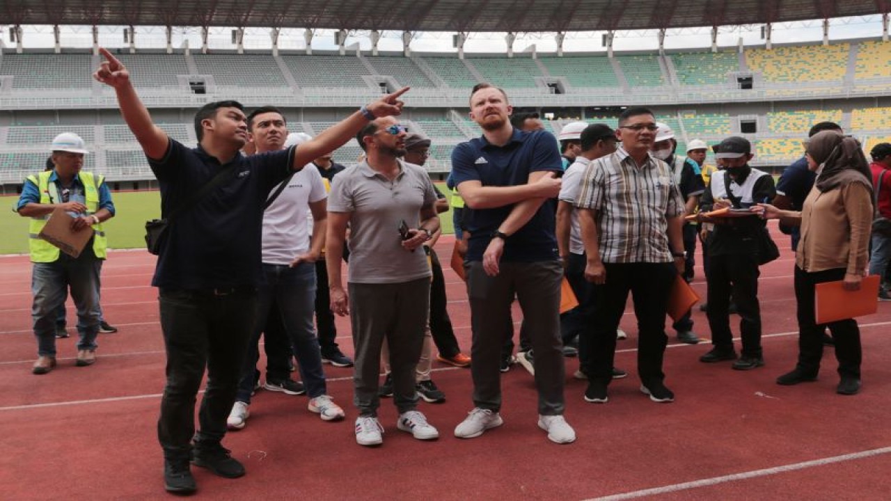Perwakilan Federation Internationale de Football Association (FIFA) mengecek semua progres perbaikan Stadion Gelora Bung Tomo (GBT) Surabaya, Sabtu (25/2/2023). (ANTARA/HO-Diskominfo Surabaya)