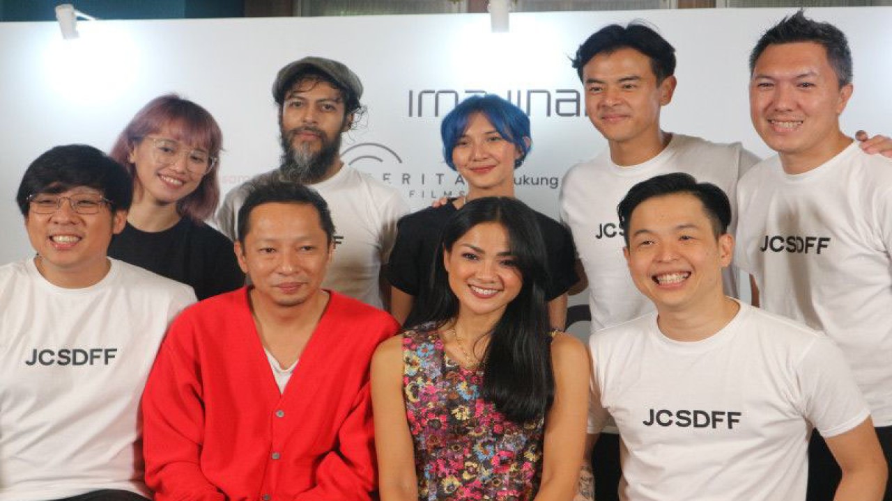 Para pemeran film “Jatuh Cinta Seperti di Film-film” saat konferensi pers di Jakarta, Jumat (24/2). (ANTARA/Pamela Sakina)