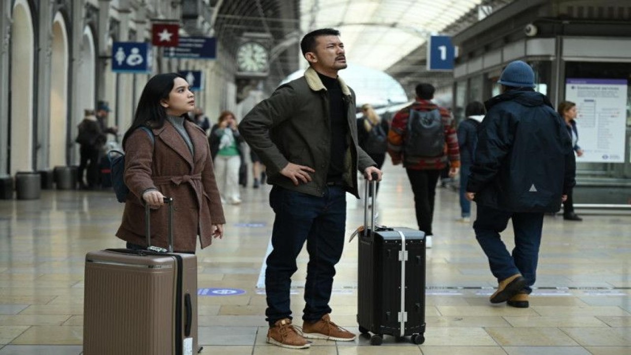 Film drama keluarga besutan sutradara Angga Dwimas Sasongko berjudul Jalan Yang Jauh Jangan Lupa Pulang (JJJLP) mulai tayang di bioskop-bioskop Malaysia pada Kamis (9/2/2023). (ANTARA/HO-Visinema Pictures)