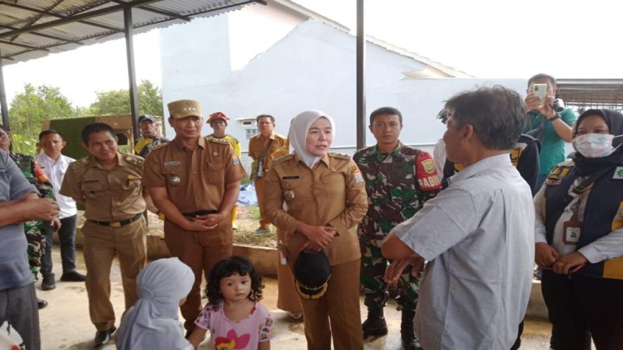 Wakil Wali Kota Palembang, Sumatra Selatan Fitrianti Agustinda saat meninjau kondisi warga seusai angin puting beliung di Palembang, Senin (27/2). (ANTARA/Ahmad Rafli Baiduri)