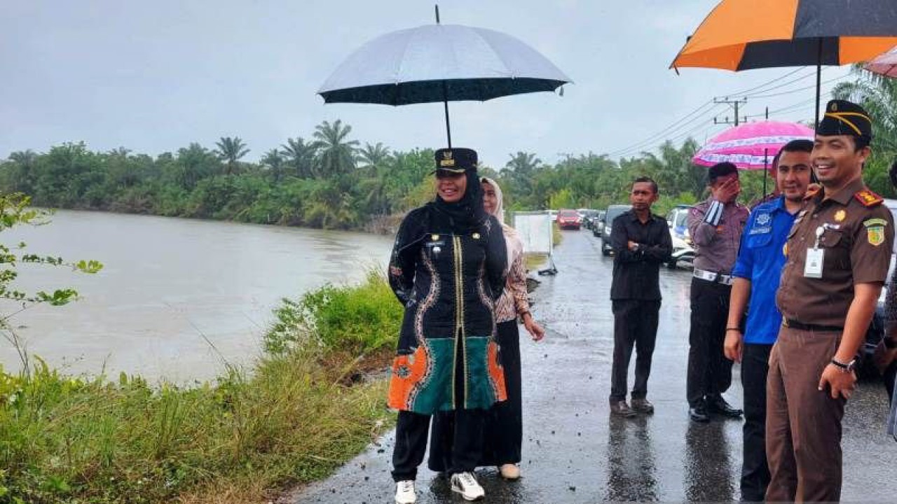 Dokumentasi - Penjabat Bupati Nagan Raya, Aceh, Fitriany Farhas, meninjau lokasi erosi sungai di kawasan Desa Mon Dua, Kecamatan Tripa Makmur, Kabupaten Nagan Raya, belum lama ini. (ANTARA/HO-Dok Pemkab Nagan Raya)