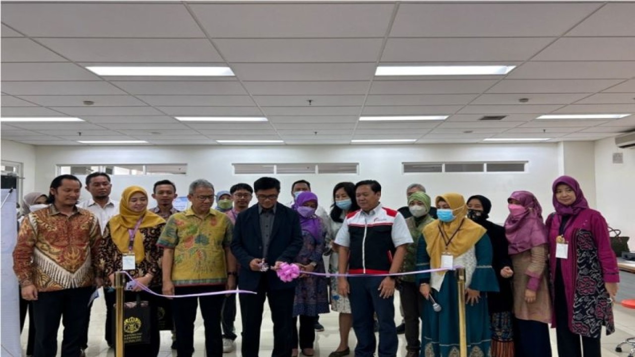 Wakil Rektor Bidang Akademik dan Kemahasiswaan, Prof. Dr. rer. nat. Abdul Haris ketika meresmikan ruang Occupational Safety and Health Center of Excellence FKM UI (ANTARA/HO: Humas UI)