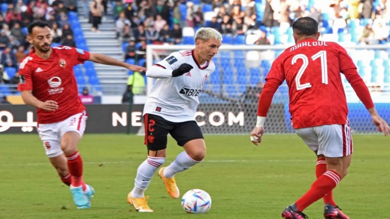 Bek Al Ahly Ali Maaloul (kanan) mengawal pergerakan pemain Flamengo Guillermo Varela (tengah) pada pertandingan perebutan peringkat ketiga Piala Dunia antar klub 2022 yang dimainkan di Stadion Ibnu Batouta, Tangier, Sabtu (11/2/2023). (ANTARA/AFP)