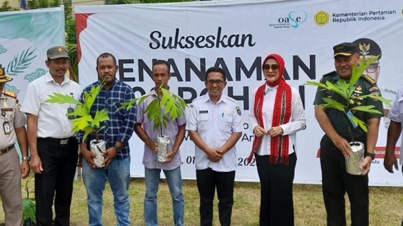Foto bersama penanaman pohon di Maluku, Rabu (1/2/2023). (ANTARA/Daniel)
