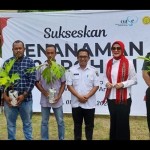 Foto bersama penanaman pohon di Maluku, Rabu (1/2/2023). (ANTARA/Daniel)-1675310553