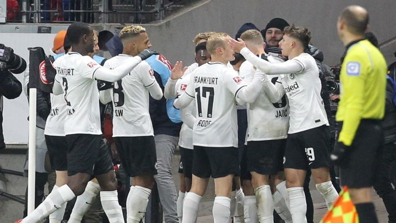 Arsip - Para pemain Eintracht Frankfurt merayakan kemenangan 2-0 atas Schalke 04 pada pertandingan Liga Jerman (Bundesliga) di Frankfurt, 21 Januari 2023. (AFP/DANIEL ROLAND)