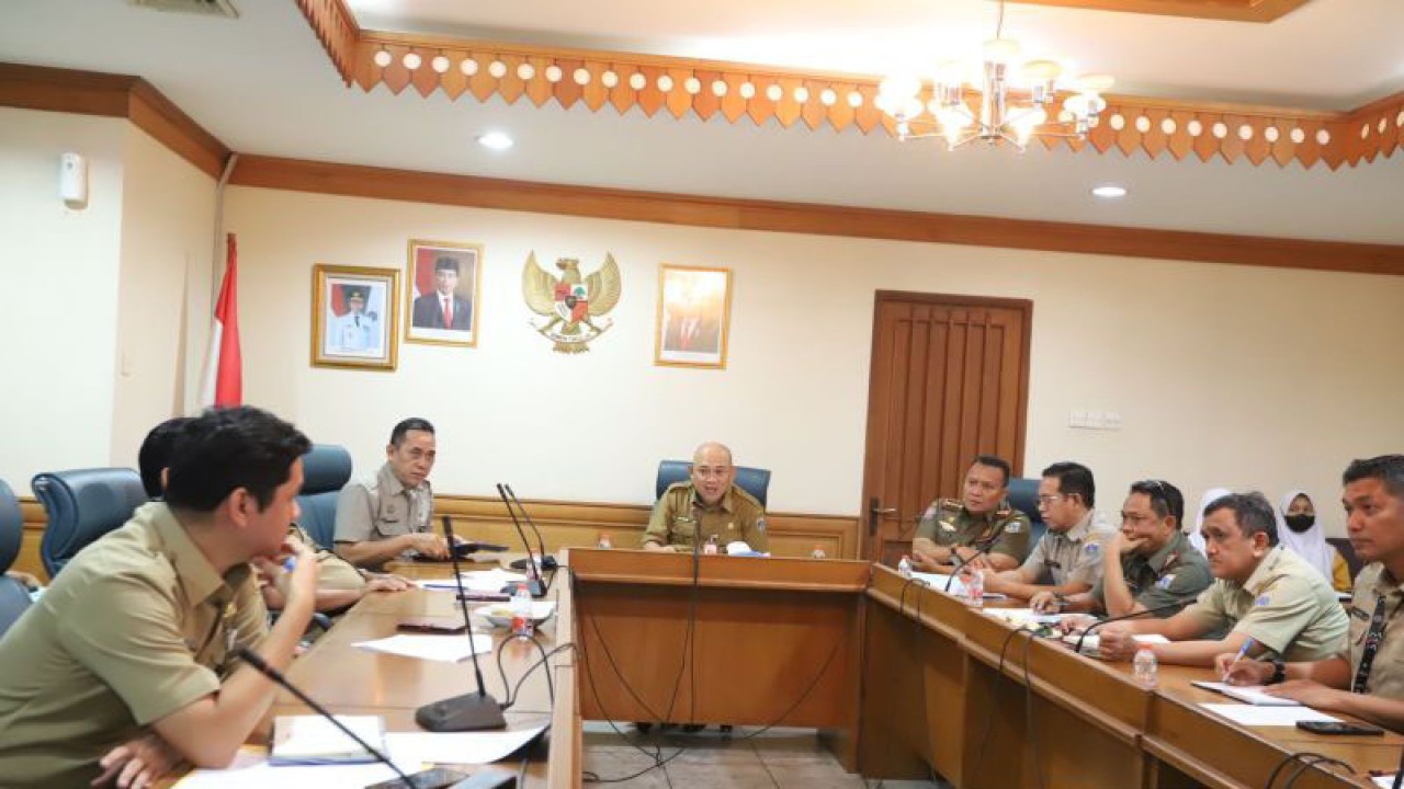 Sekretaris Kota Administrasi Jakarta Timur Fredy Setiawan saat memimpin Rapat Koordinasi Tindak Lanjut Pengaduan Masyarakat terkait keberadaan PKL di Kantor Walikota Jakarta Timur, Cakung, Senin (20/2/2023). ANTARA/HO-Kominfotik Jakarta Timur