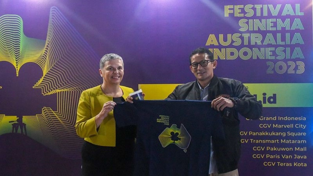 Duta Besar Australia untuk Indonesia Penny Wiiliams (kiri) bersama Menteri Pariwisata dan Ekonomi Kreatif Sandiaga Uno membuka acara Festival Sinema Australia Indonesia di Jakarta, Kamis (16/2/2023). (ANTARA/HO-KEDUTAAN BESAR AUSTRALIA)