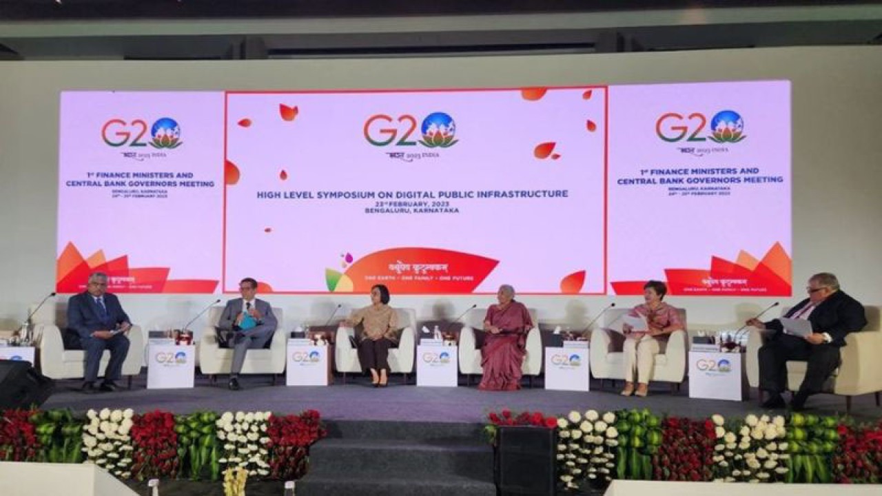 Menteri Keuangan RI Sri Mulyani (ketiga dari kiri) dalam acara Kegiatan Sampingan G20 India 2023: High Level Symposium on Digital Public Infrastructure di India. ANTARA/HO-Kementerian Keuangan