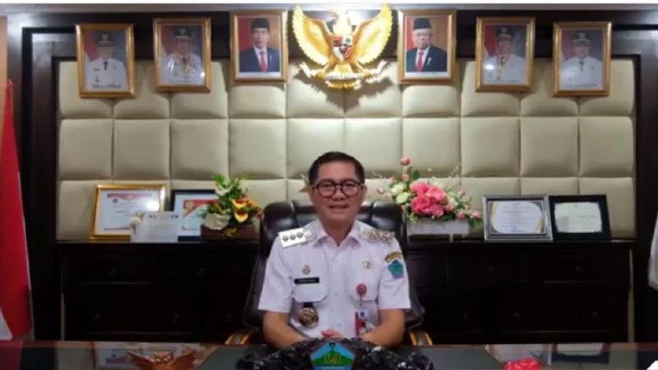 Ketua Asosiasi Provinsi (Asprov) Persatuan Sepak Bola Seluruh Indonesia (PSSI), Sulawesi Utara (Sulut) Joune Ganda, do Airmadidi, Jumat (17/2/2023). ANTARA/Nancy L Tigauw. (1)