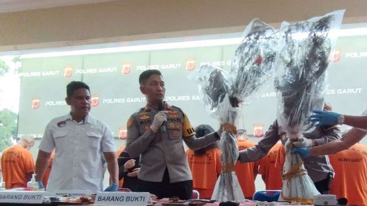Kepala Kepolisian Resor Garut AKBP Rio Wahyu Anggoro menunjukkan barang bukti dalam kasus peredaran narkoba di Polres Garut, Jawa Barat, Rabu (15/2/2023). (ANTARA/Feri Purnama)