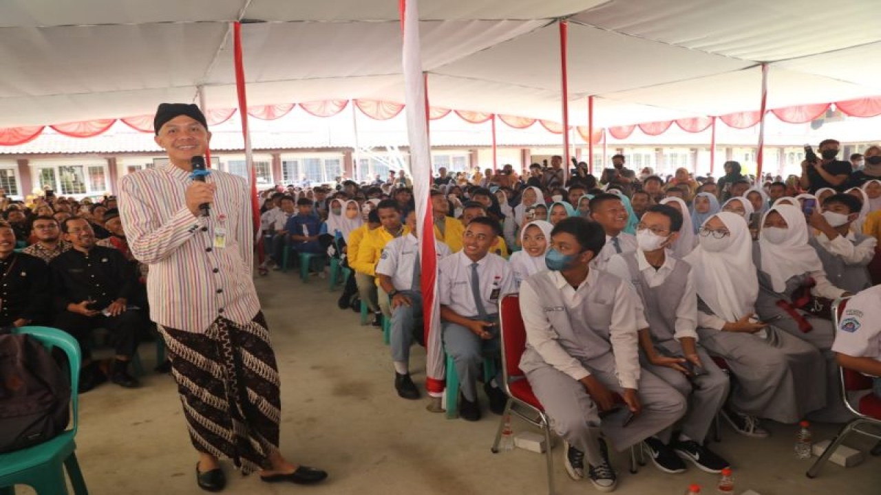 Gubernur Jawa Tengah Ganjar Pranowo menghadiri Cilacap Job And Education (JED) Fair 2023 di SMKN 1 Kabupaten Cilacap, Kamis (2/2/2023). ANTARA/HO-Humas Pemprov Jateng
