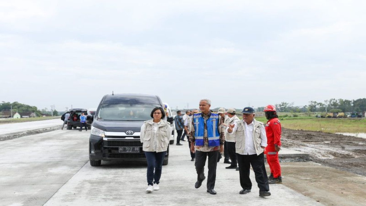 Gubernur Jawa Tengah Ganjar Pranowo mendampingi Menteri Pekerjaan Umum dan Perumahan Rakyat Basuki Hadimuljono serta Menteri Keuangan Sri Mulyani Indrawati mengecek progres pembangunan Jalan Tol Solo-Yogyakarta di Kabupaten Klaten, Senin (27/2/2023). ANTARA/HO-Humas Pemprov Jateng
