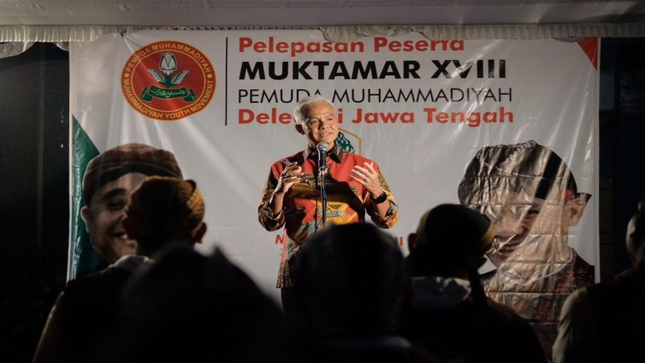 Gubernur Jawa Tengah Ganjar Pranowo saat melepas delegasi Pemuda Muhammadiyah Jateng yang terdiri dari 74 orang di Kantor Pimpinan Wilayah (PW) Muhammadiyah Jawa Tengah, Semarang, Senin (20/2) malam. ANTARA/HO-Humas Pemprov Jateng
