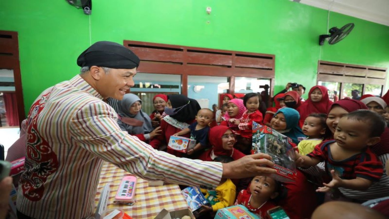 Gubernur Jawa Tengah Ganjar Pranowo saat mengecek upaya penurunan angka tengkes di Desa Karangsari, Kecamatan Adipala, Kabupaten Cilacap, Kamis (2/2/2023). ANTARA/HO-Humas Pemprov Jateng