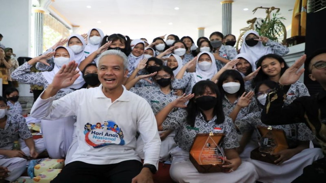 Pelajar SMPN 1 Kota Surakarta belajar bersama Gubernur Jawa Tengah Ganjar Pranowo di rumah dinas Gubernur Jateng, Kota Semarang, Jumat (10-2-2023). ANTARA/HO-Humas Pemprov Jateng