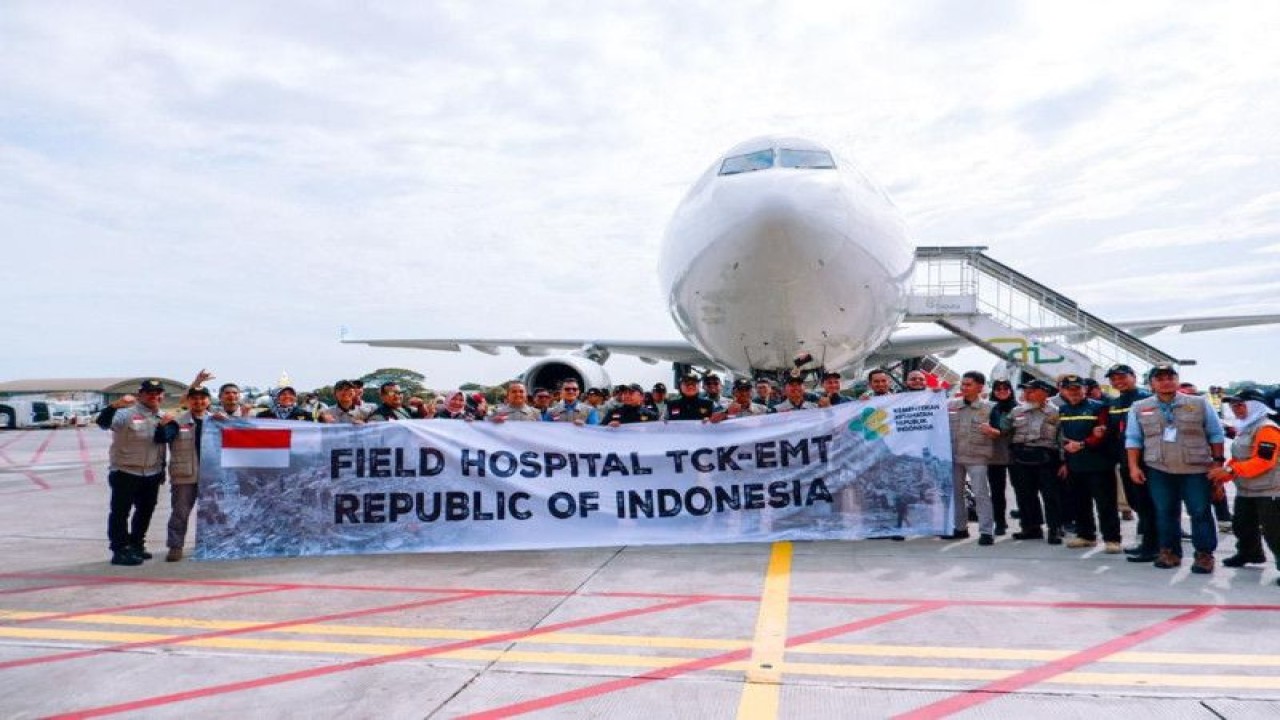 Operasi penerbangan kemanusiaan Garuda Indonesia membawa bantuan untuk korban gempa Turki di Bandara Halim Perdana Kusuma, Jakarta, Senin (13/2/2023). (Antara/HO-Garuda Indonesia)