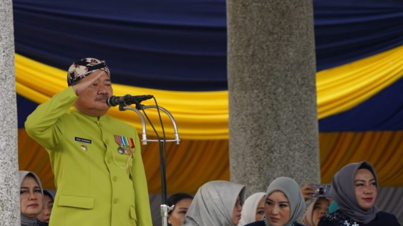 Bupati Garut Rudy Gunawan memimpin upacara memperingati Hari Jadi Ke-210 Kabupaten Garut di Alun-Alun Garut, Jawa Barat, Kamis (16/2/2023). (ANTARA/HO-Diskominfo Garut)