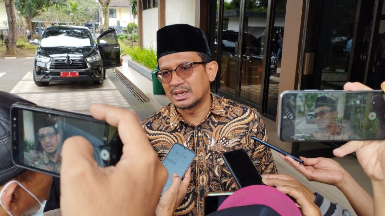 Wakil Bupati Garut Helmi Budiman saat diwawancarai wartawan di Garut, Jumat (4/2/2023). (ANTARA/Feri Purnama)