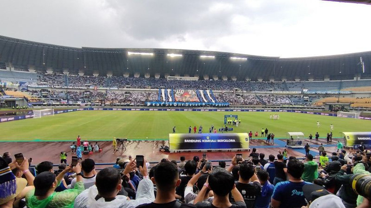 Foto arsip - Suporter memadati pertandingan Persib Bandung di Stadion GBLA, Kota Bandung, Jawa Barat. (ANTARA/Bagus Ahmad Rizaldi)