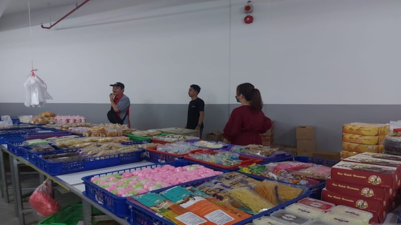 Pedagang kue tradisional atau kue subuh di Senen Jaya mulai berdagang kembali di lokasi baru di area parkir lantai 1 Gedung Senen Jaya 1&2, Senen, Jakarta Pusat, Jumat (10/2/2023). ANTARA/Mentari Dwi Gayati