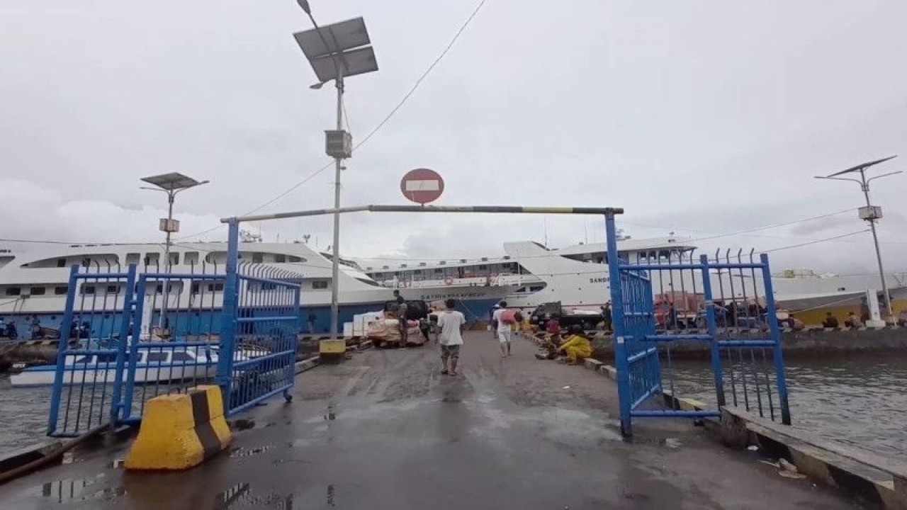 Kantor Kesyahbandaraan dan Otoritas Pelabuhan (KSOP) Kelas II Kota Ternate menunda sementara seluruh aktivitas pelayaran di Maluku Utara (Malut), menyusul kondisi cuaca buruk disertai gelombang tinggi dapat membahayakan aktivitas pelayaran (Abdul Fatah)