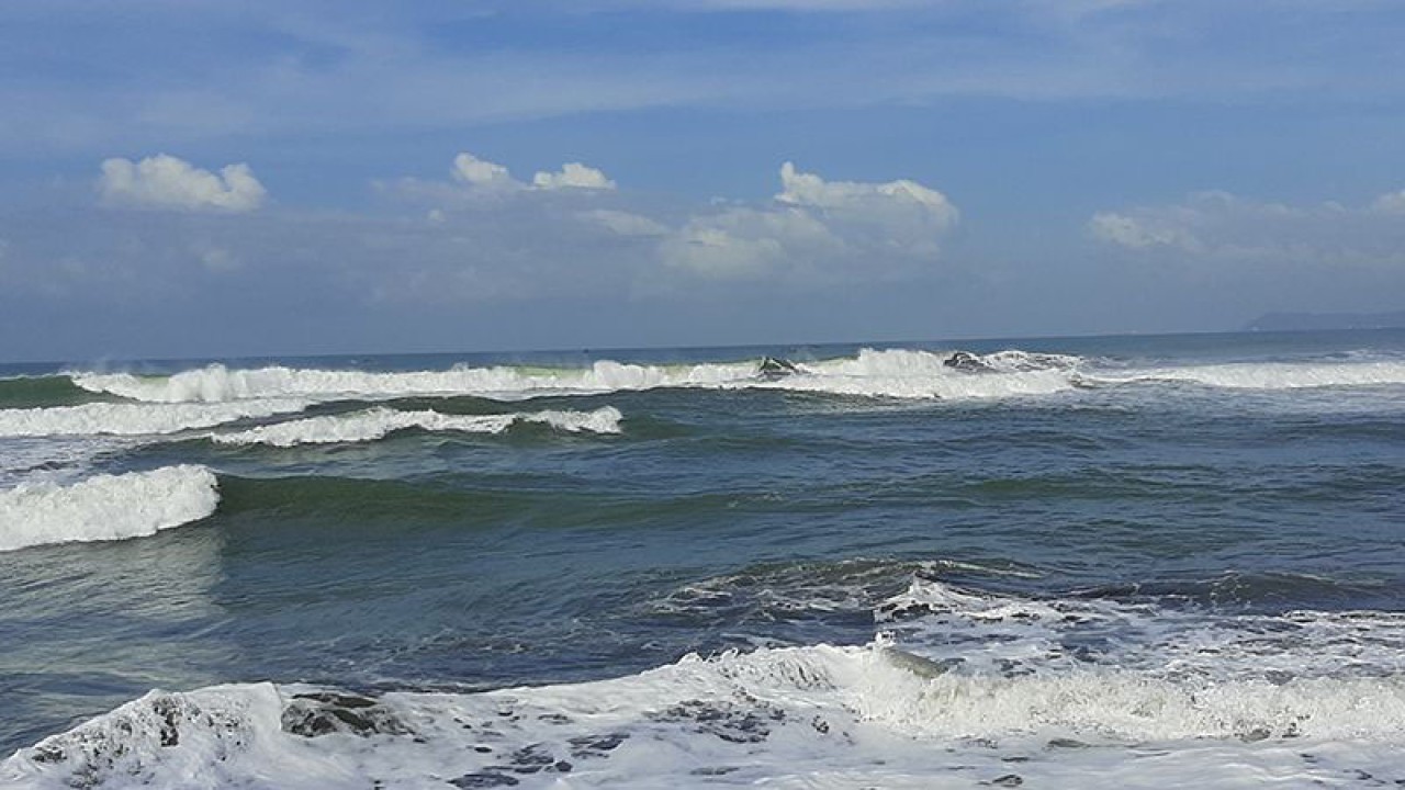 Arsip foto - Gelombang tinggi di Pantai Bunton, Kabupaten Cilacap, Jawa Tengah. ANTARA/Sumarwoto
