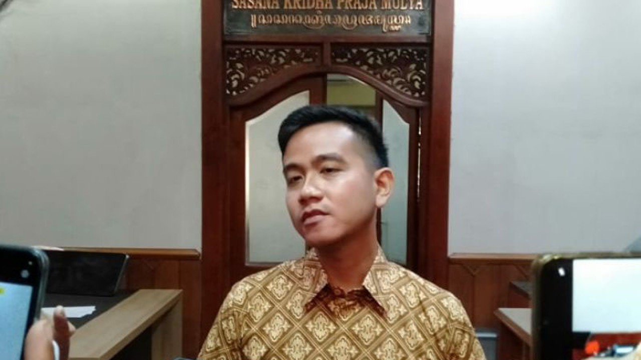 Wali Kota Surakarta Gibran Rakabuming Raka saat bertemu wartawan di Solo, beberapa waktu lalu. ANTARA/Aris Wasita