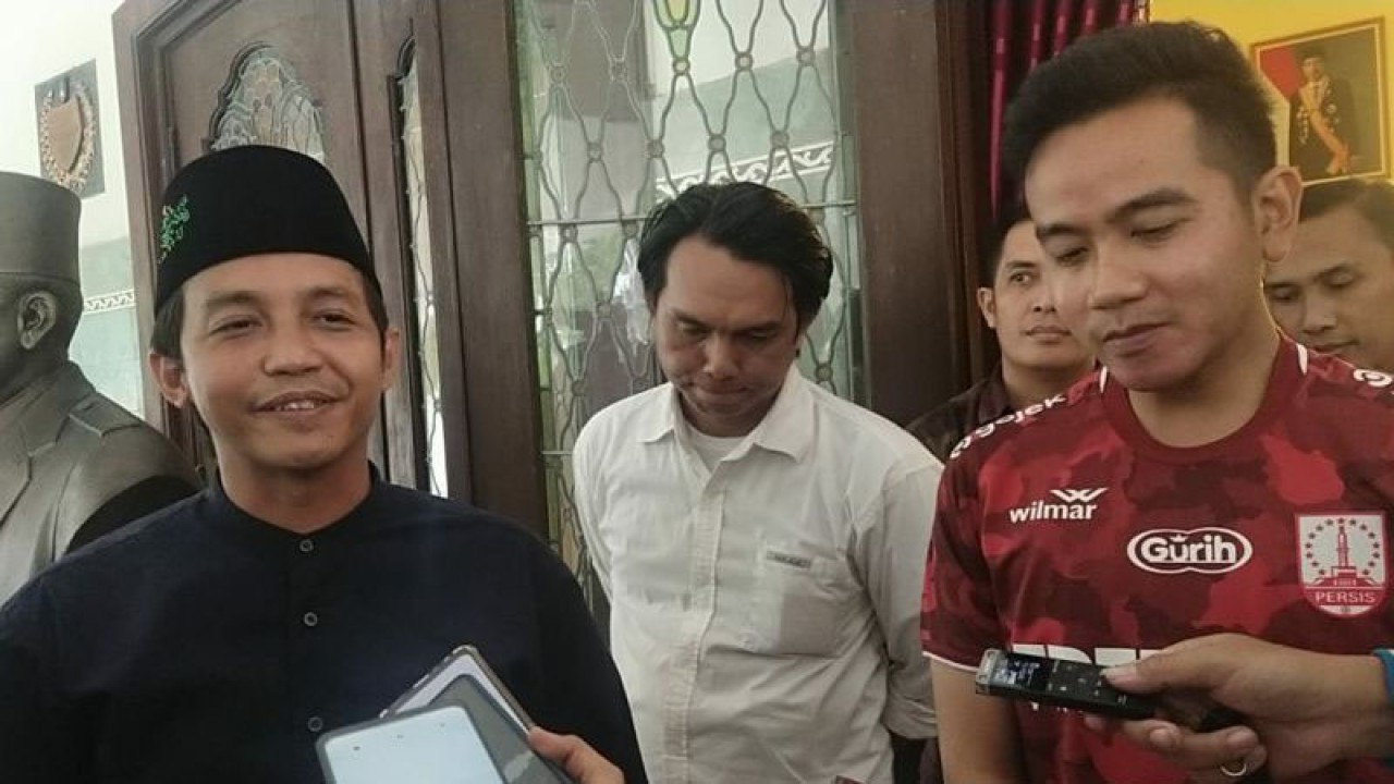 Sekretaris Dewan Pembina Partai Solidaritas Indonesia (PSI) Raja Juli Antoni (kiri) saat bertemu dengan Gibran di Lojo Gandrung Solo, Selasa (7/2/2023). ANTARA/Aris Wasita