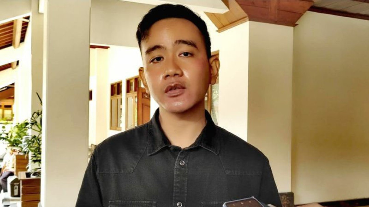 Wali Kota Surakarta Gibran Rakabuming Raka saat memberikan keterangan kepada wartawan di Solo, Selasa (21/2/2023). ANTARA/Aris Wasita