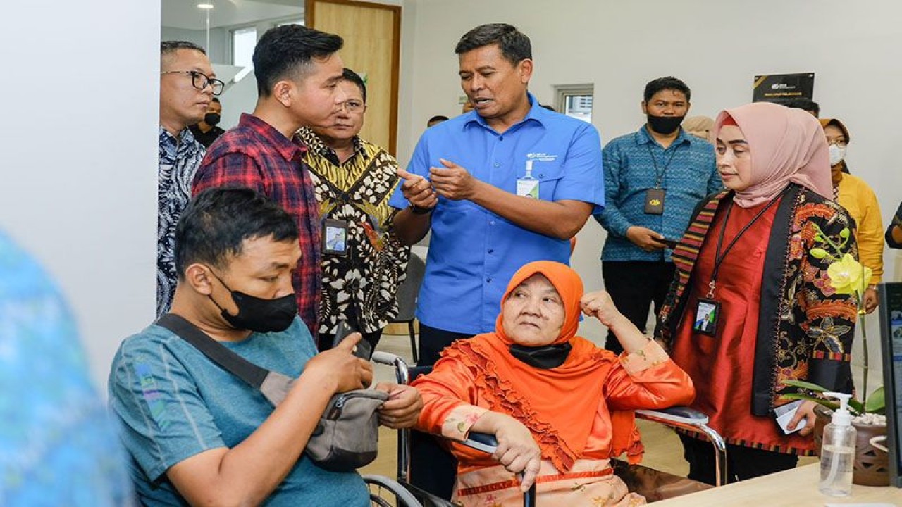 Dirut BPJS Ketenagakerjaan Anggoro Eko Cahyo berbincang dengan Wali Kota Surakarta Gibran Rakabuming Raka (kiri) di sela kegiatan "housewarming" dengan tema "Inclusive Job Center (IJC)" dalam rangka peresmian wajah baru layanan di Kantor BPJAMSOSTEK Cabang Surakarta, Rabu (22/2/2023). ANTARA/HO-BPJAMSOSTEK