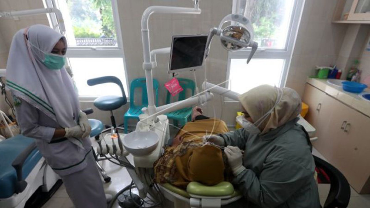 Arsip Foto - Dokter ahli memeriksa gigi dan mulut pasien di pusat kesehatan masyarakat (Puskesmas) Ulee Kareng, Banda Aceh, Aceh, Kamis (2/2/2023). (ANTARA FOTO/Irwansyah Putra)