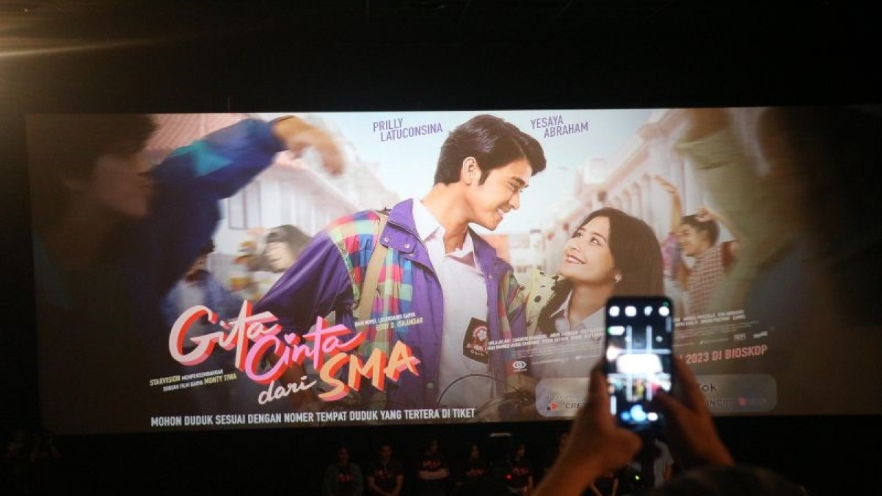 Poster film Gita Cinta Dari SMA versi "remake" ditampilkan pada layar lebar di Grand Indonesia, Menteng, Jakarta Pusat, Senin (6/2). (ANTARA/Pamela Sakina)