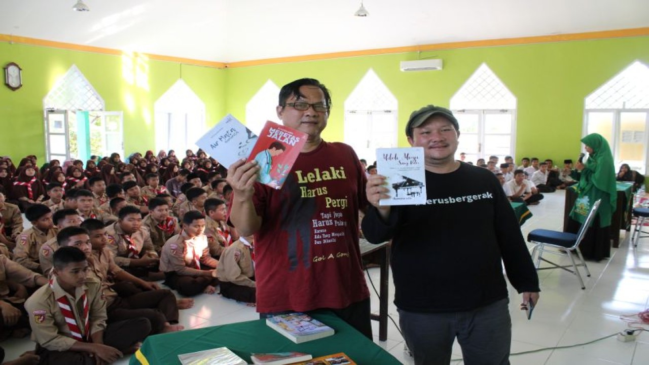 Duta Baca Indonesia Gol A Gong bersama Ketua Forum Literasi Pasaman Barat Denni Mailizon saat mengadakan safari literasi di SMP IT Darul Hikmah.